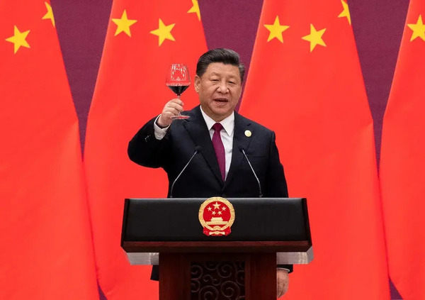 Sapete cosa succede con i dazi di Trump? La nostra economia &egrave; fott*ta e l&#039;Europa pure. Vi spieghiamo cosa c&#039;&egrave; dietro al &ldquo;tradimento&rdquo; Usa e perch&eacute; la Cina si prender&agrave; il mondo... 