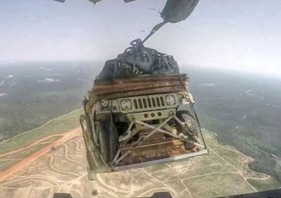 Humvee lanciati in volo: video mozzafiato Humvee lanciati in volo: video mozzafiato