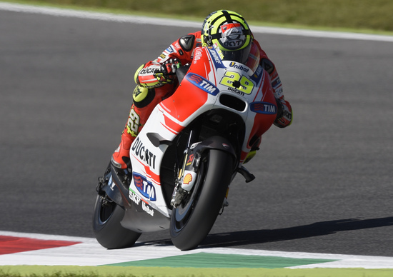 MotoGP 2015, Mugello. Iannone conquista la pole del GP d'Italia MotoGP 2015, Mugello. Iannone conquista la pole del GP d'Italia