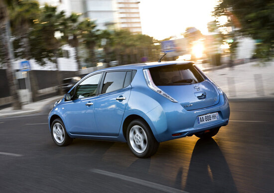 Nissan: consegnate le prime Leaf adibite a Taxi Nissan: consegnate le prime Leaf adibite a Taxi