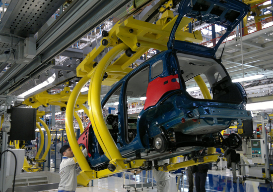 Fiat: al via a febbraio i tre turni a Pomigliano per produrre la nuova Panda Fiat: al via a febbraio i tre turni a Pomigliano per produrre la nuova Panda