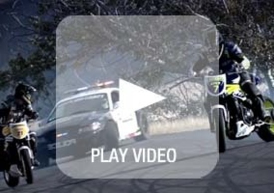 Una Mustang della Polizia sfida due Triumph Speed Triple Una Mustang della Polizia sfida due Triumph Speed Triple