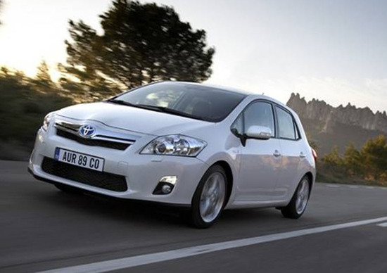 Toyota Europe: consegnata la vettura ibrida numero 400.000 Toyota Europe: consegnata la vettura ibrida numero 400.000