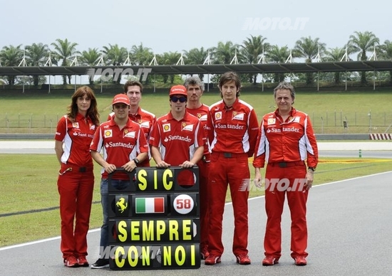 Il Team Ferrari ricorda Simoncelli alla curva 11 di Sepang Il Team Ferrari ricorda Simoncelli alla curva 11 di Sepang