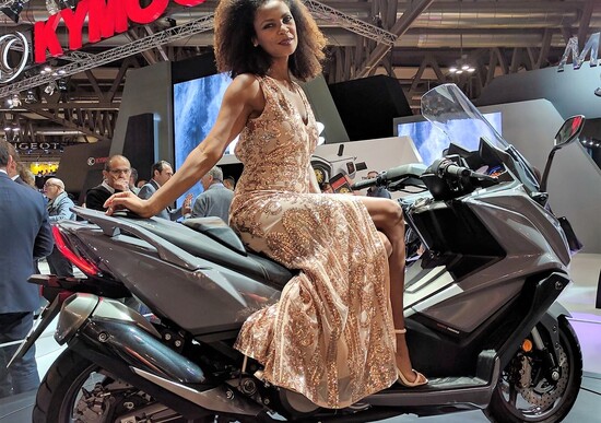 Novità Kymco 2017: AK 550, People S e Like con strumentazione Noodoe Novità Kymco 2017: AK 550, People S e Like con strumentazione Noodoe
