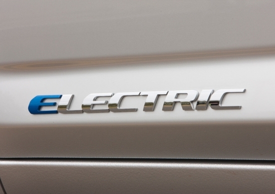 Toyota RAV4 EV: primo teaser ufficiale Toyota RAV4 EV: primo teaser ufficiale