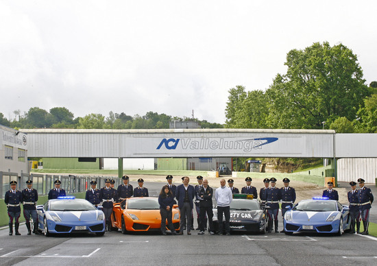Lamborghini: a Vallelunga un corso di guida per la Polizia Stradale Lamborghini: a Vallelunga un corso di guida per la Polizia Stradale