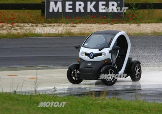 Renault: corso di guida sicura per neopatentati minorenni a Vallelunga Renault: corso di guida sicura per neopatentati minorenni a Vallelunga