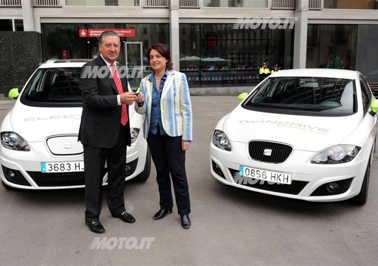 Seat: consegnate al Comune di Barcellona le prime 3 vetture elettriche Seat: consegnate al Comune di Barcellona le prime 3 vetture elettriche