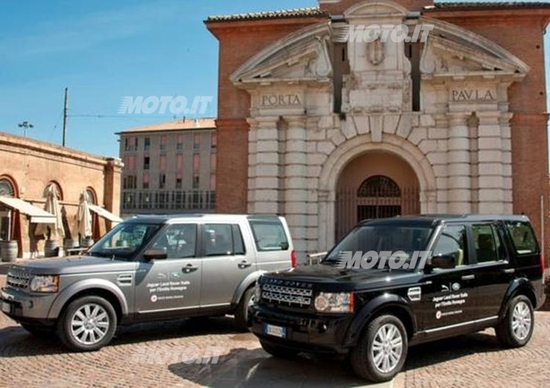 Terremoto in Emilia: due Land Rover Discovery 4 alla Croce Rossa Terremoto in Emilia: due Land Rover Discovery 4 alla Croce Rossa