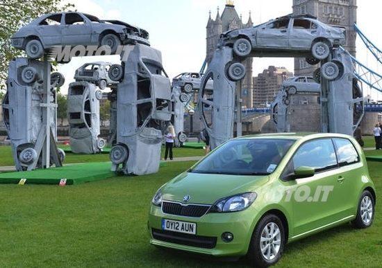 Skoda Citihenge: ricreata Stonehenge a Londra Skoda Citihenge: ricreata Stonehenge a Londra