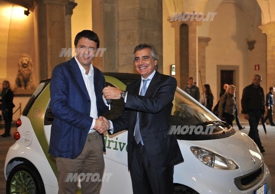 Renzi prova la smart fortwo electric drive Renzi prova la smart fortwo electric drive