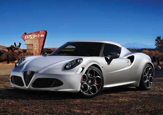Alfa Romeo 4C: 240 CV, 895 Kg e... niente servosterzo Alfa Romeo 4C: 240 CV, 895 Kg e... niente servosterzo
