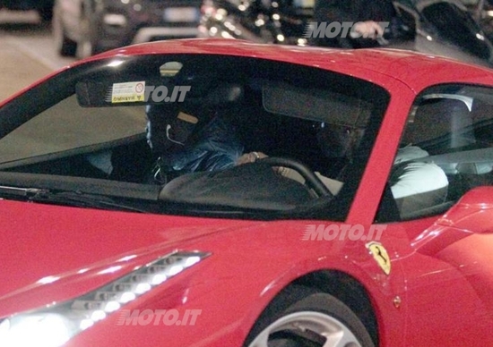 Mario Balotelli: eccolo al volante della Ferrari 458 Italia Mario Balotelli: eccolo al volante della Ferrari 458 Italia