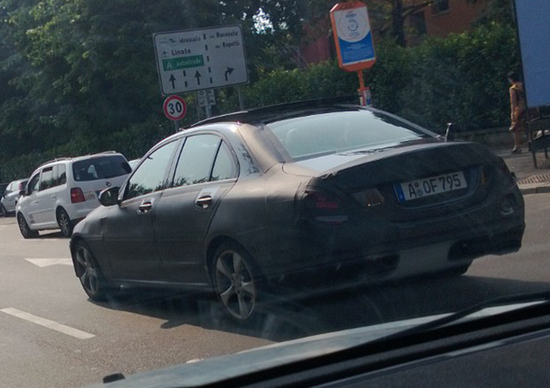 Mercedes: sorpresa a Milano una vettura in fase di collaudo Mercedes: sorpresa a Milano una vettura in fase di collaudo