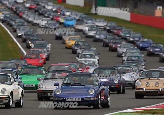 Porsche 911: 1.208 esemplari a Silverstone per celebrare i 50 anni del modello Porsche 911: 1.208 esemplari a Silverstone per celebrare i 50 anni del modello