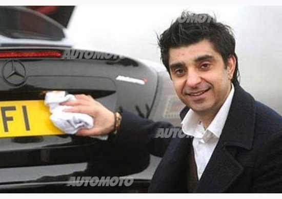 Gli offrono 7 milioni di dollari per la targa F1 della sua auto, lui rifiuta Gli offrono 7 milioni di dollari per la targa F1 della sua auto, lui rifiuta