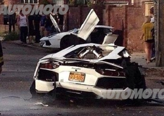 Lamborghini Aventador: un esemplare spezzato in due dopo un incidente Lamborghini Aventador: un esemplare spezzato in due dopo un incidente