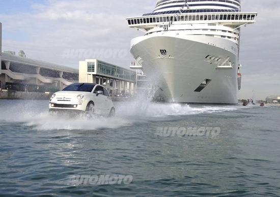 Delle Fiat 500 galleggianti salutano la MSC Divina a Miami Delle Fiat 500 galleggianti salutano la MSC Divina a Miami
