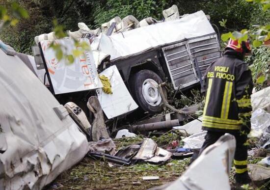 Bus in Irpinia: «Un guasto ai freni ha provocato l'incidente». Ma le cause della tragedia sono altre Bus in Irpinia: «Un guasto ai freni ha provocato l'incidente». Ma le cause della tragedia sono altre