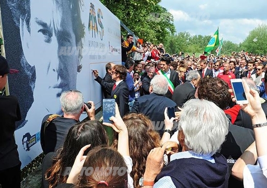 Senna: oltre 25.000 persone a Imola per ricordare che Ayrton vive Senna: oltre 25.000 persone a Imola per ricordare che Ayrton vive