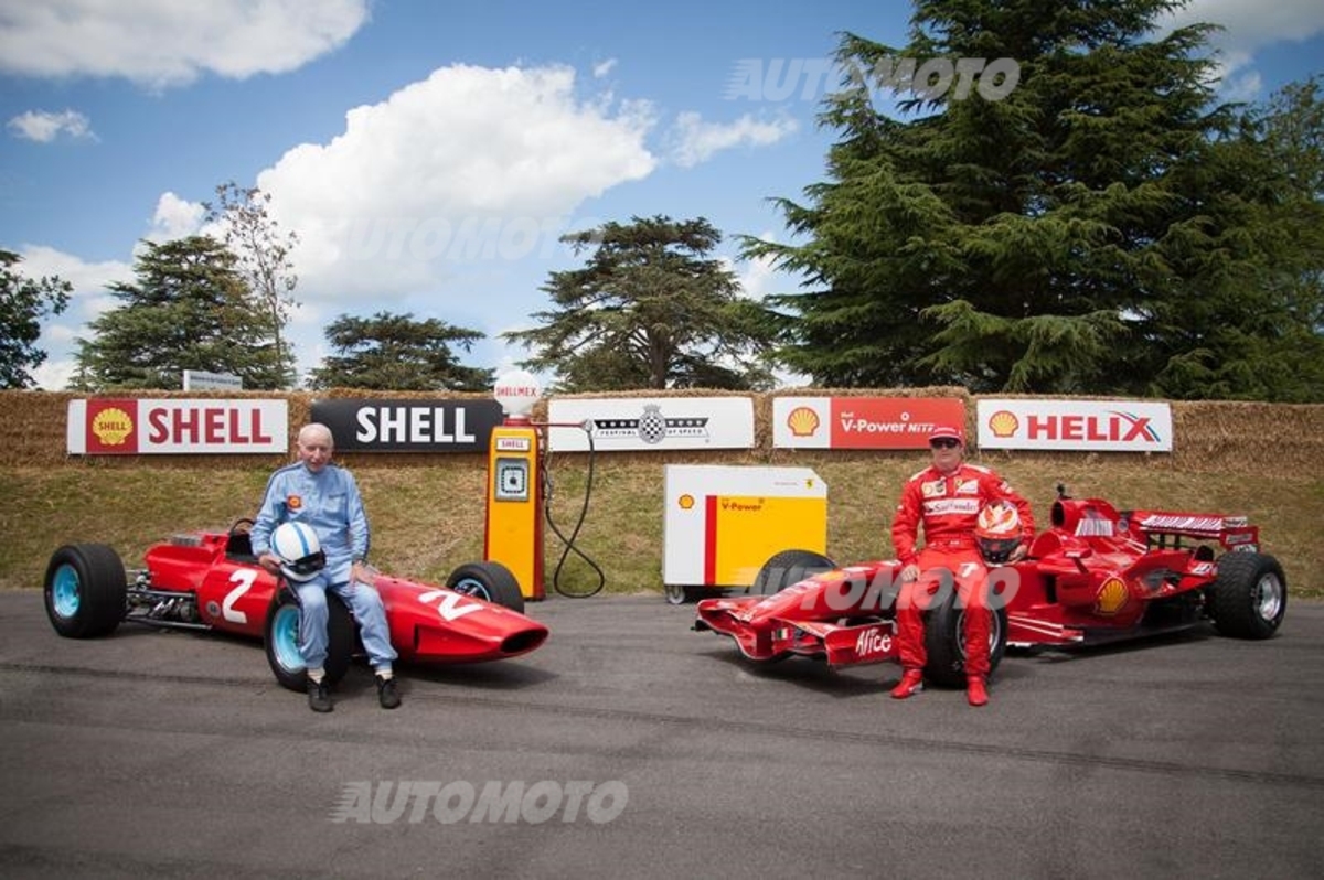 Goodwood Surtees e Raikkonen sfilano con le Ferrari Campioni del Mondo Formula 1 Automoto.it Goodwood Surtees e Raikkonen sfilano con le Ferrari Campioni del Mondo Formula 1 Automoto.it