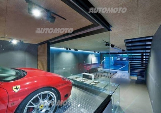 Ferrari: un box trasparente in una casa di Hong Kong per la Rossa di Maranello Ferrari: un box trasparente in una casa di Hong Kong per la Rossa di Maranello
