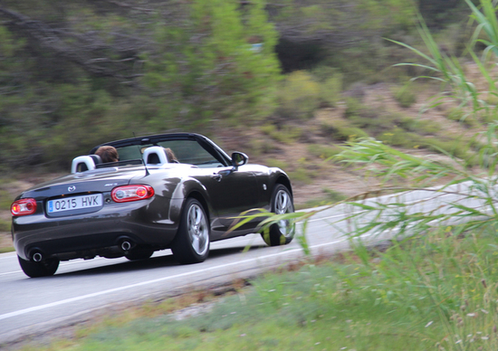 Mazda MX-5, il ripasso: dalle nubi del Montserrat al caldo del Mediterraneo Mazda MX-5, il ripasso: dalle nubi del Montserrat al caldo del Mediterraneo