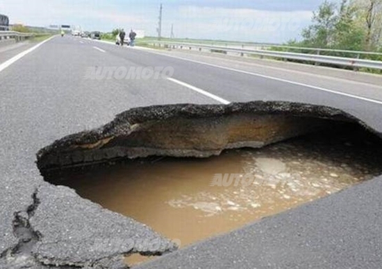 Buche e strade come groviera, dimezzato il consumo di asfalto. I numeri del crollo Buche e strade come groviera, dimezzato il consumo di asfalto. I numeri del crollo