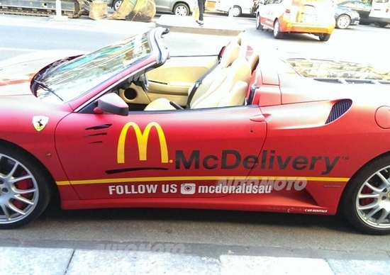 Hai voglia di McDonalds? Te lo porta a casa la Ferrari F430 Spider Hai voglia di McDonalds? Te lo porta a casa la Ferrari F430 Spider