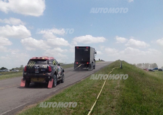 Dakar 2015, clamoroso: Nani Roma fuori dai giochi, la sua Mini è KO Dakar 2015, clamoroso: Nani Roma fuori dai giochi, la sua Mini è KO