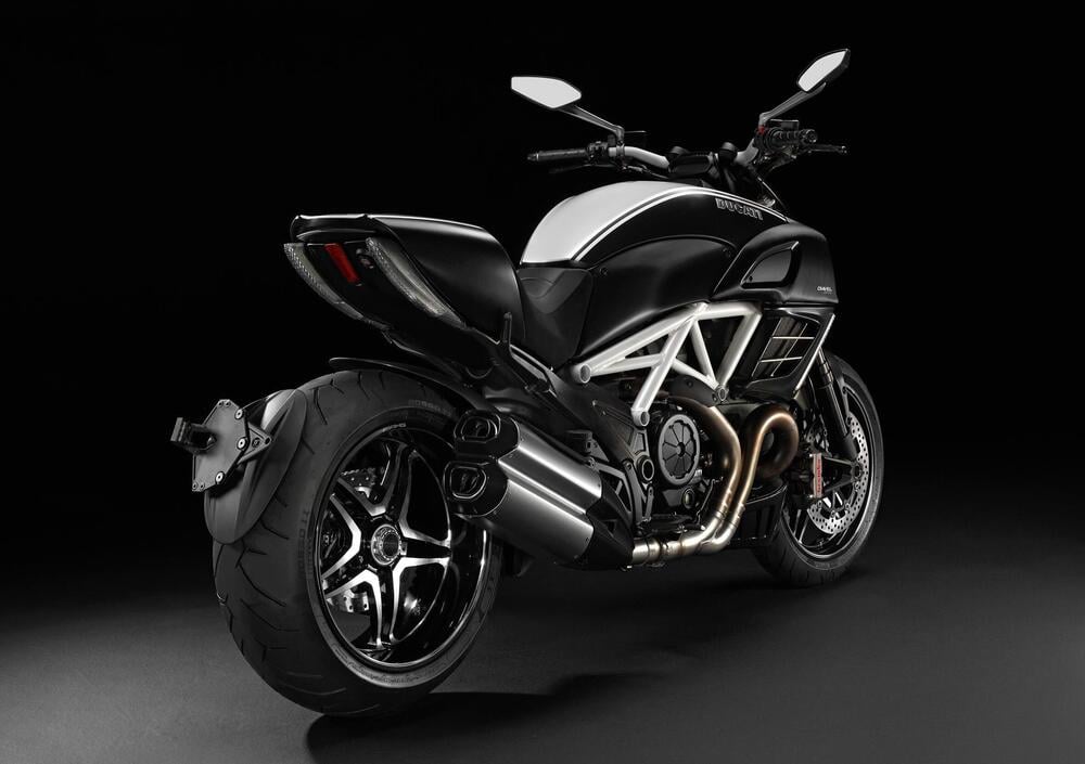 Ducati Diavel Cromo (2012), prezzo e scheda tecnica - Moto.it